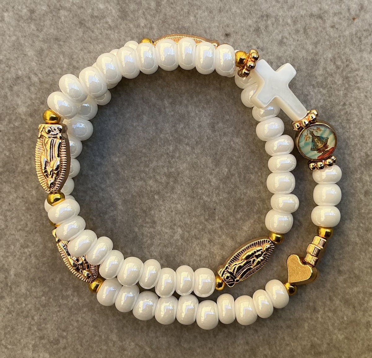 Holy Rosary bracelete, pressed glass from the Czech Republic .   Rosario de pulso de vidrio presado de la República Checa